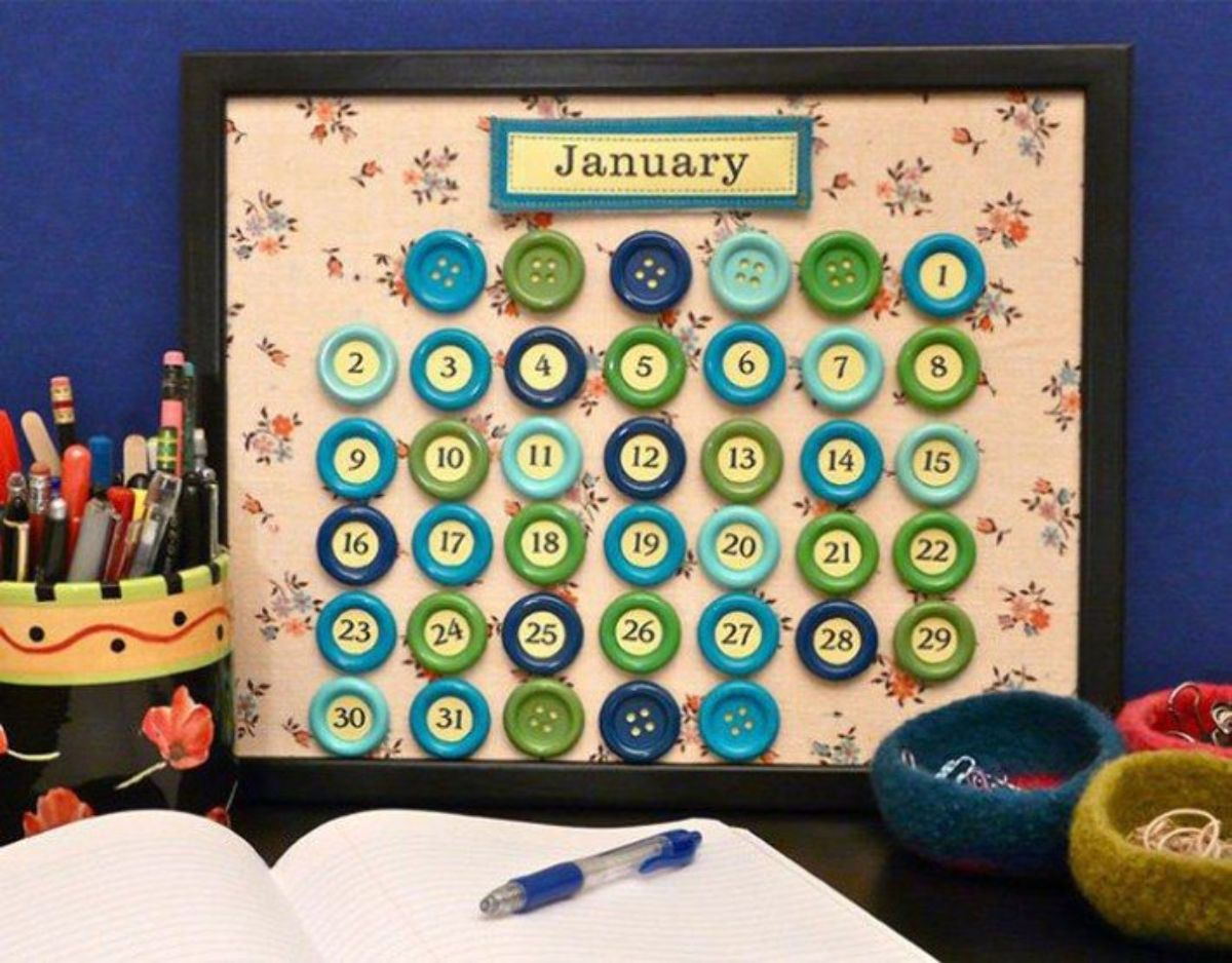 Button calendar Keep Your Days And Months Organized With DIY Calendars Instead Of Buy The New One