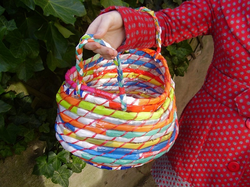 Eye-catching baskets from plastic bags