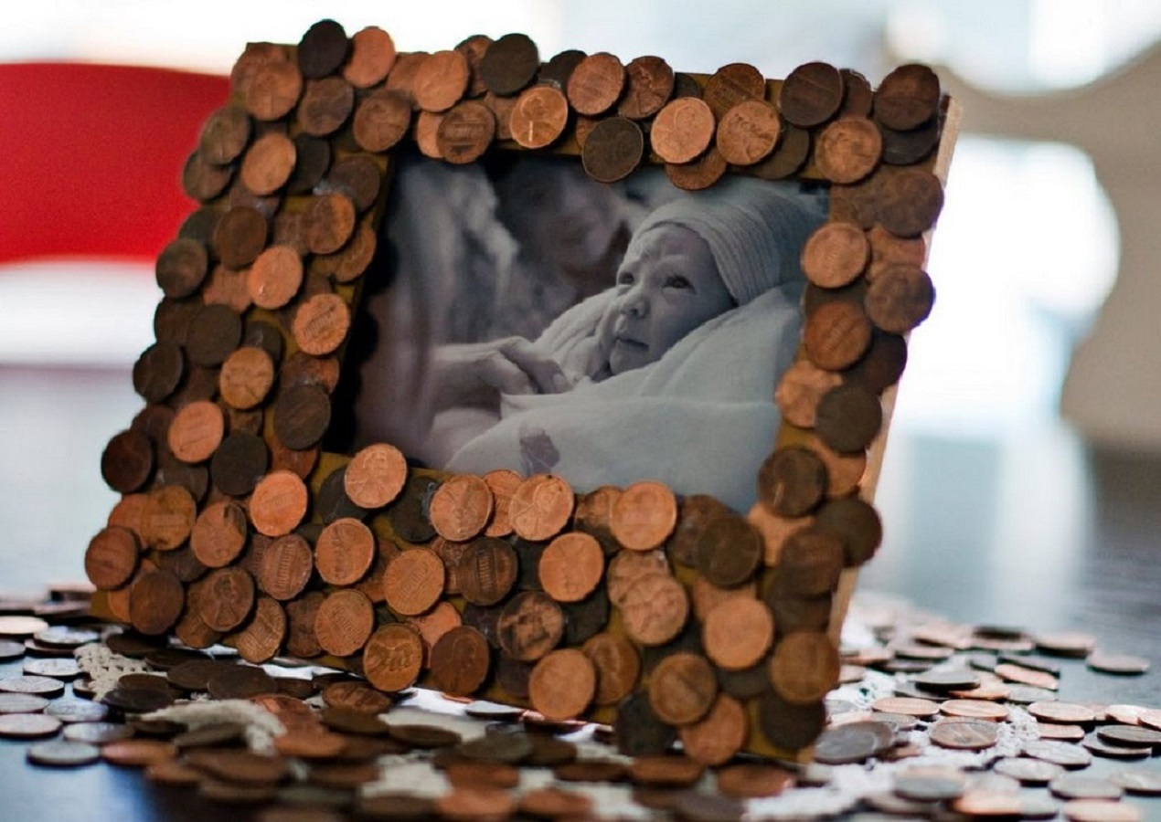 Penny photo frames Remarkable DIY Decoration Ideas You Can Make At Home With Pennies